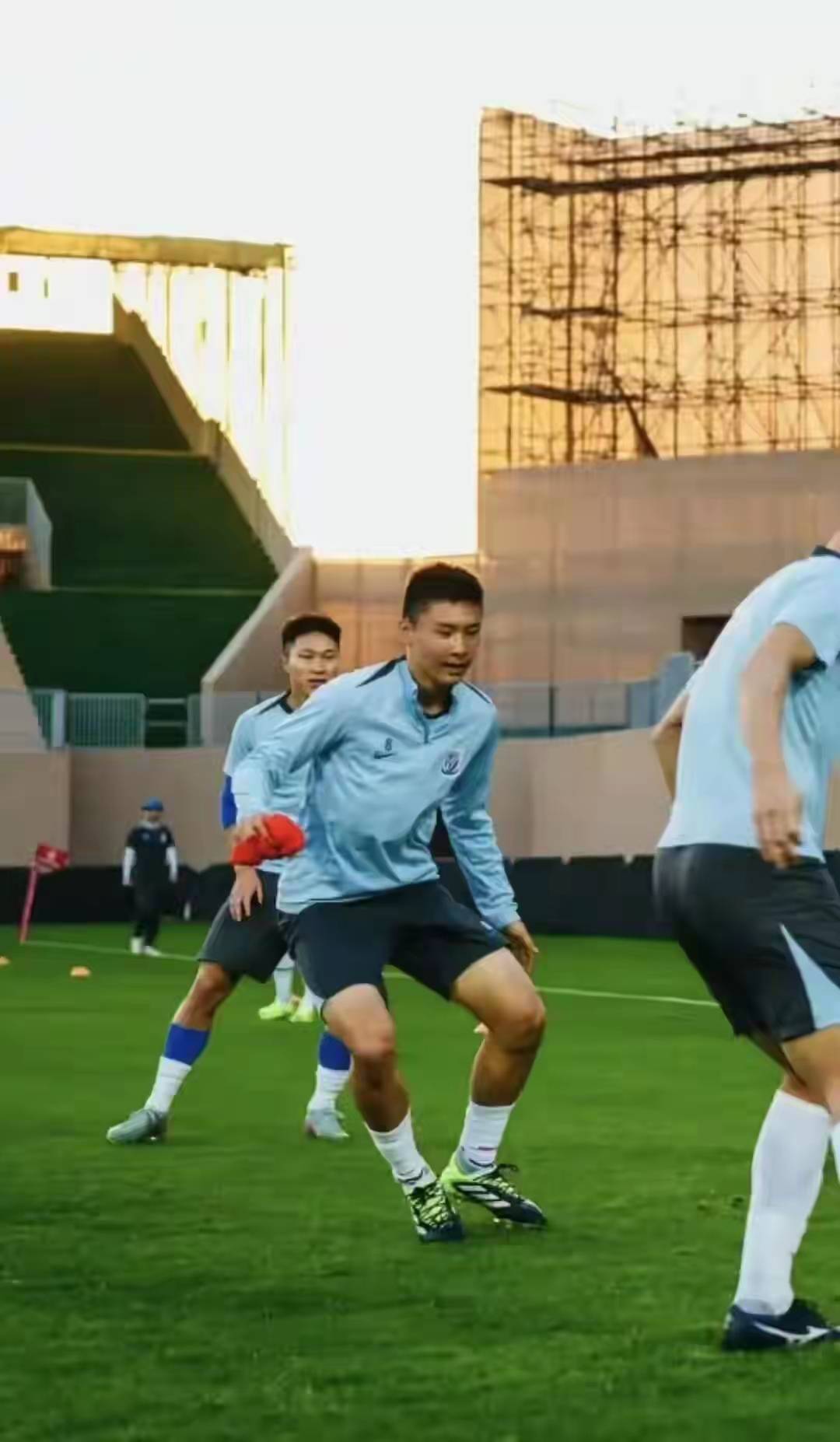 关于上海申花今晚复出首秀；志在法国杯名次提升；气氛紧张；年轻球员得到机会的信息