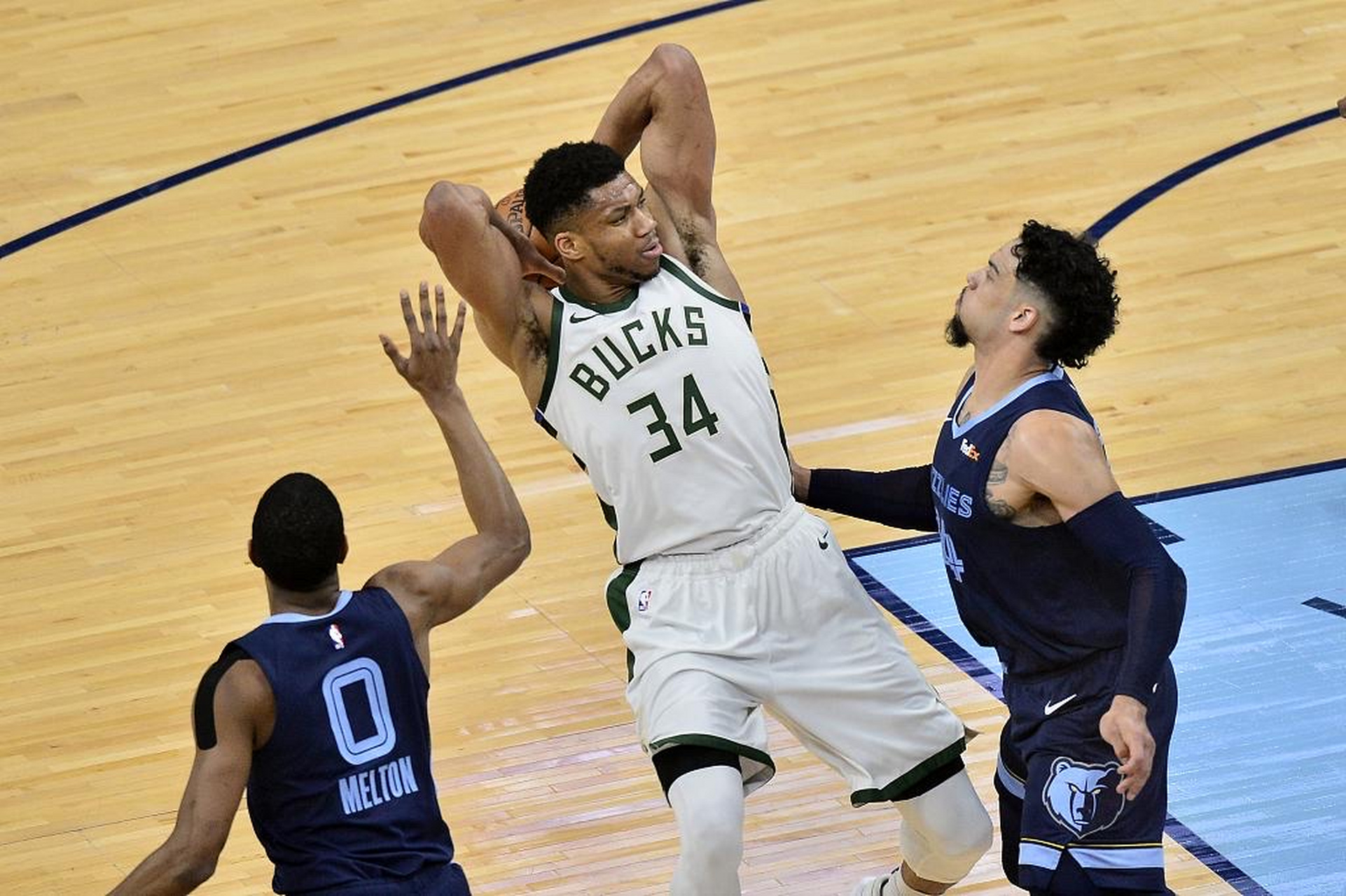 爱游戏体育-亚冠赛程吃紧，密尔沃基雄鹿关键时刻完成体检，态度坚定，年轻球员得到机会的简单介绍