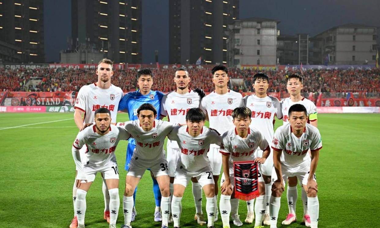 关于亚冠赛后再迎强敌；布莱顿篮板制胜；主帅态度——管理层满意；年轻球员得到机会的信息