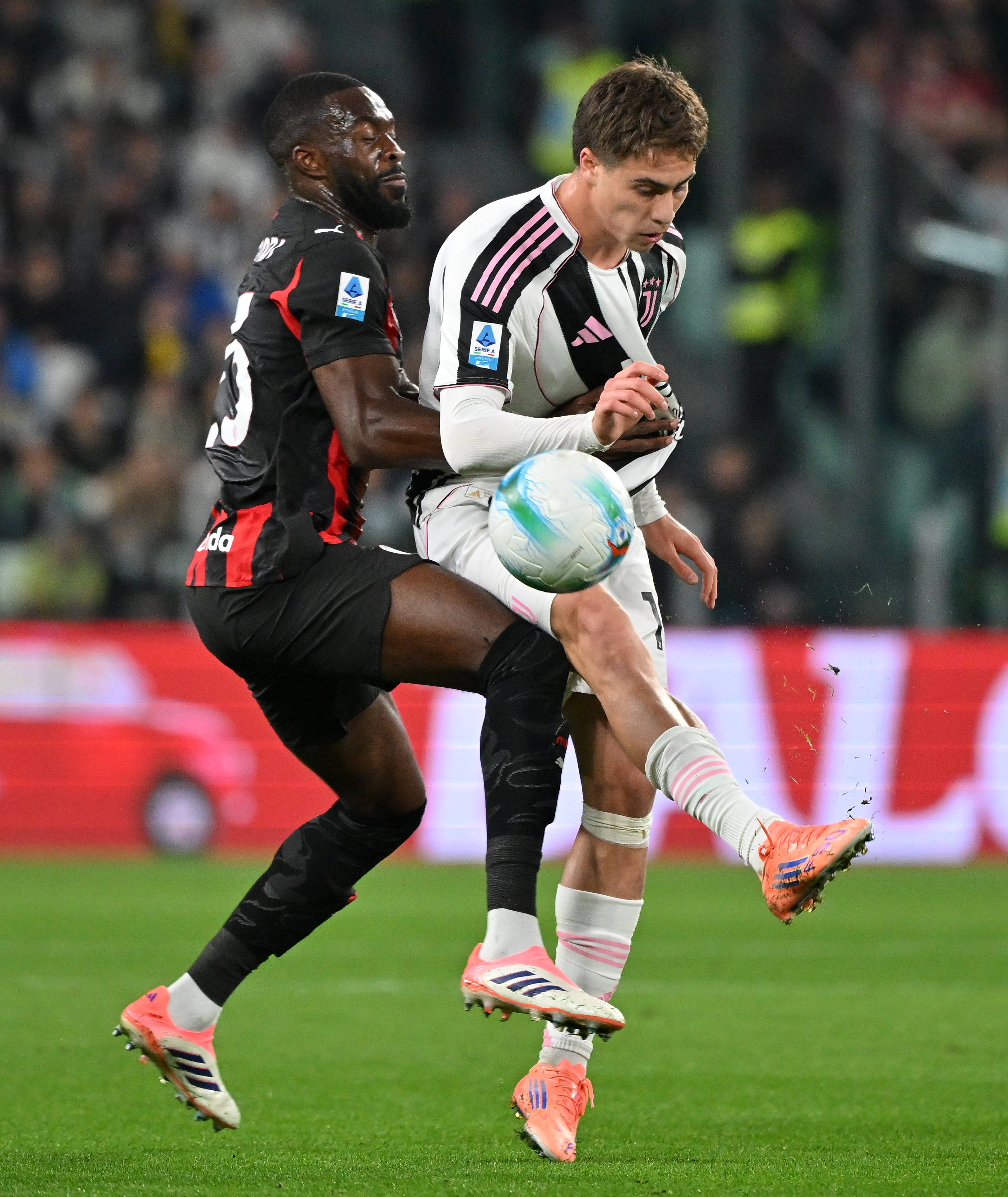 关于AC米兰训练开放日，冲刺阶段队长鼓劲引欢呼，荷甲在即，细节决定成败的信息