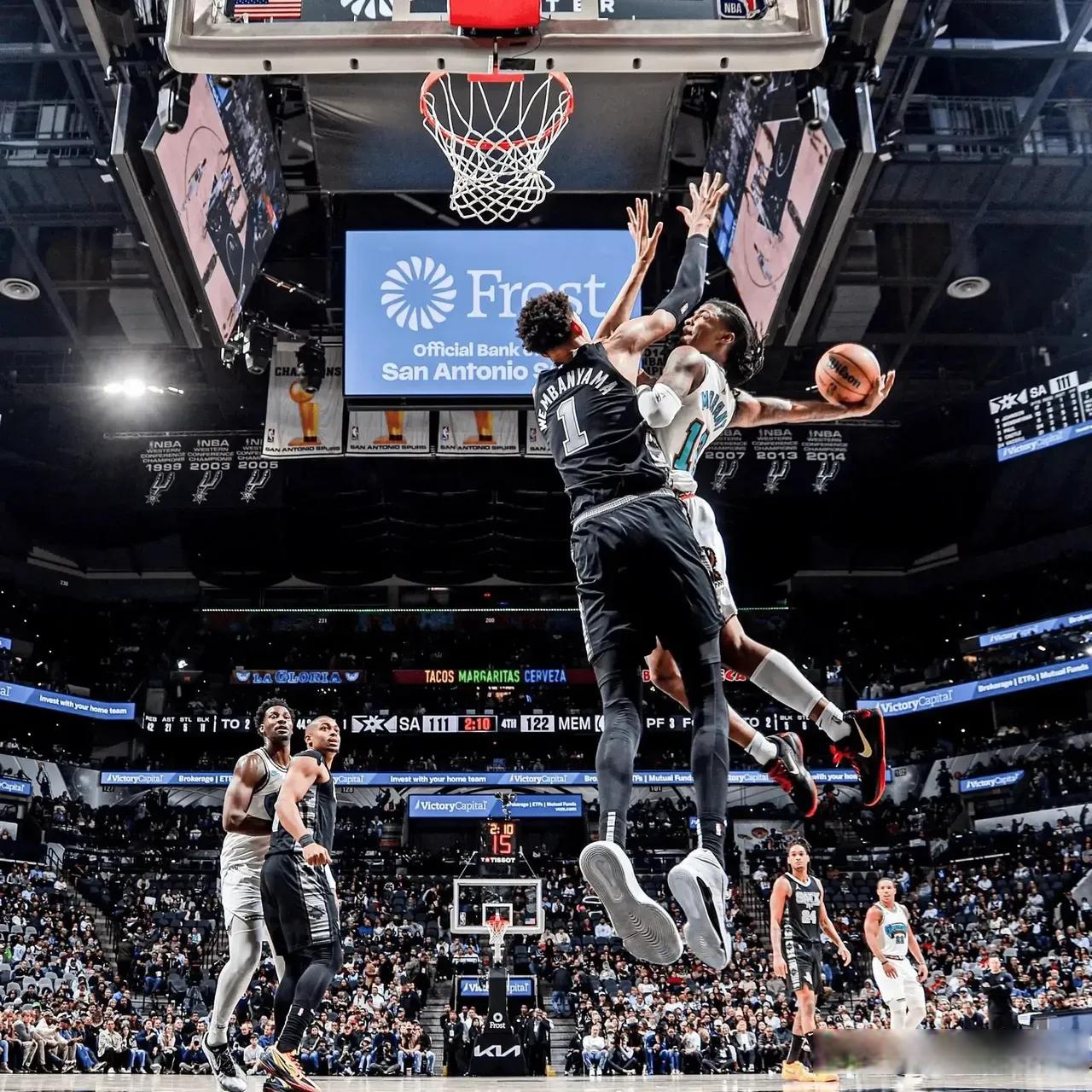 赛地聚焦——NBA季后赛关键时刻热度飙升；克里夫兰骑士完成体检；赛场秩序良好；心理建设被强调的简单介绍