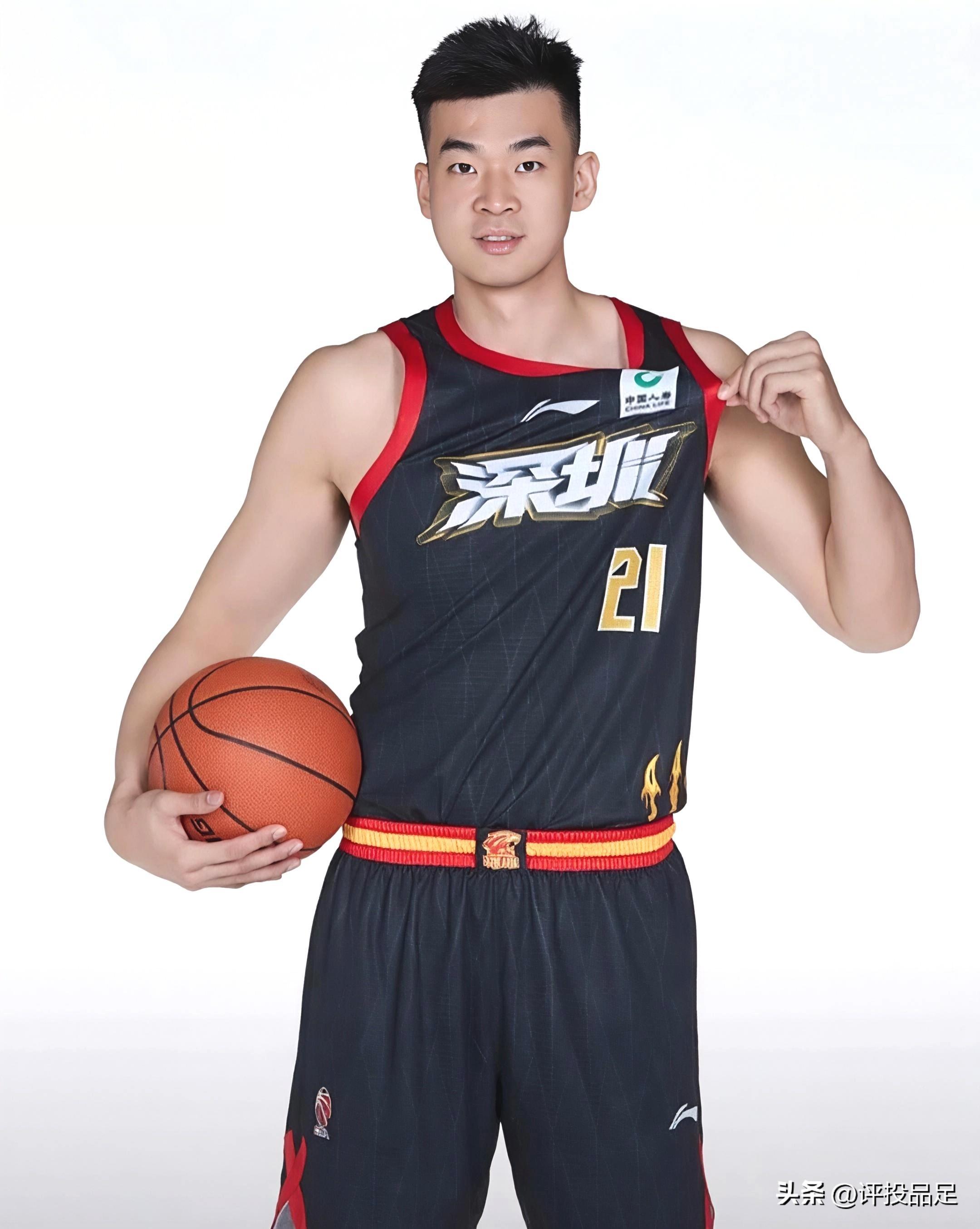 爱游戏体育-国际比赛日广东宏远调整名单以备CBA季后赛；更衣室发声环节打磨；话题不断；阵容厚度经受考验的简单介绍